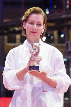 Sandra Hüller mit dem Silbernen Bären für die beste Darstellerin in Rose nach der Closing Ceremony mit Preisverleihung auf der Berlinale 2026 76. Internationale Filmfestspiele Berlin im Berlinale Palast. Berlin, 21.02.2026