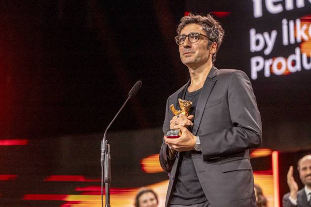 abb Ilker Catak Regisseur Deutscher Sieger mit goldenem Baeren GOLDEN BEAR FOR BEST FILM Gelbe Briefe (Yellow Letters) im Berlinale Palast bei der Berlinale 2026 Abschlussveranstaltung und Preisverleihung der 76.Internationale Filmfestspiele Berlin am Samstag 21.02.2026 in Berlin Berlin Deutschland