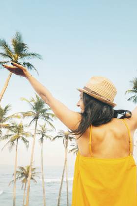 Sorglose, glückliche Reisende in gelbem Sommerkleid und Strohhut genießen im Urlaub den Palmenstrand an einem tropischen Reiseziel. Touristische Tour, tropische Reisen, Urlaub, Ferien. Palmen Hintergrund Carefree happy woman traveler in yellow summer dress and straw hat enjoy palm beach in tropical destination on holiday vacation. Tourism tour tropical travel vacation holidays. Palm tree backdrop Copyright: imageBROKER EvaldasxMikoliunas ibxemi16699249.jpg ,model released, Symbolfoto ,property released