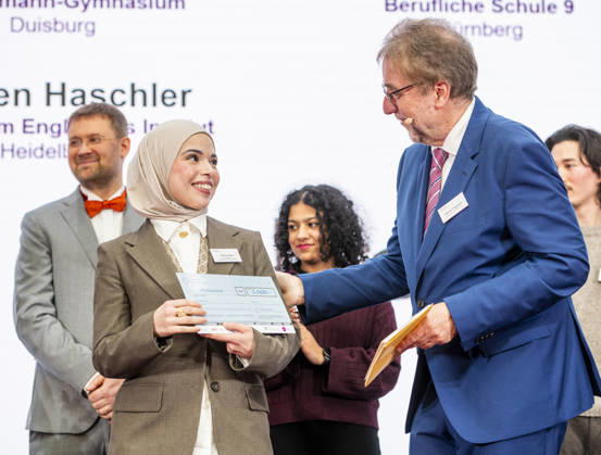 Fatma Kan - Deutscher Lehrkräftepreis 2025 EUR, Deutschland, Berlin, 23.02.2026: Preisträger beste Lehrerin ist Fatma Kan von der Quinoa Schule (integrierte Sekundarschule) Berlin. Preisverleihung des Deutscher Lehrkräftepreis 2025. Zehn Lehrkräfte, drei Schulleitungen und fünf Lehrkräfte-Teams aus zehn Bundesländern werden in dieser Wettbewerbsrunde für ihre herausragenden Leistungen ausgezeichnet: