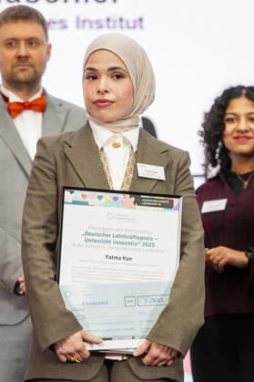 Fatma Kan - Deutscher Lehrkräftepreis 2025 EUR, Deutschland, Berlin, 23.02.2026: Preisträger beste Lehrerin ist Fatma Kan von der Quinoa Schule (integrierte Sekundarschule) Berlin. Preisverleihung des Deutscher Lehrkräftepreis 2025. Zehn Lehrkräfte, drei Schulleitungen und fünf Lehrkräfte-Teams aus zehn Bundesländern werden in dieser Wettbewerbsrunde für ihre herausragenden Leistungen ausgezeichnet: