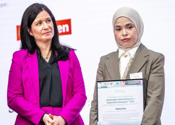 Fatma Kan - Deutscher Lehrkräftepreis 2025 EUR, Deutschland, Berlin, 23.02.2026: Bildungssenatorin Katharina Günther-Wünsch (CDU) Preisträger beste Lehrerin ist Fatma Kan von der Quinoa Schule (integrierte Sekundarschule) Berlin. Preisverleihung des Deutscher Lehrkräftepreis 2025. Zehn Lehrkräfte, drei Schulleitungen und fünf Lehrkräfte-Teams aus zehn Bundesländern werden in dieser Wettbewerbsrunde für ihre herausragenden Leistungen ausgezeichnet:
