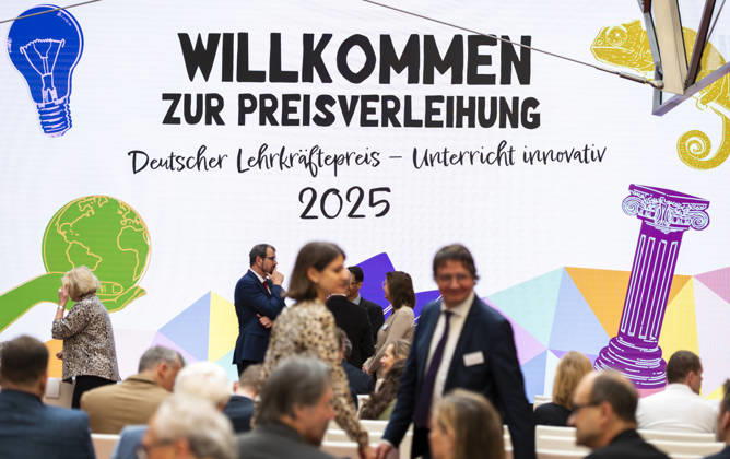 Deutscher Lehrkräftepreis 2025 EUR, Deutschland, Berlin, 23.02.2026: Preisträger ist ¦¦¦Preisverleihung des Deutscher Lehrkräftepreis 2025. Zehn Lehrkräfte, drei Schulleitungen und fünf Lehrkräfte-Teams aus zehn Bundesländern werden in dieser Wettbewerbsrunde für ihre herausragenden Leistungen ausgezeichnet: · Steffen Haschler (Mathematik, Physik und Informatik) Gymnasium Englisches Institut in Heidelberg Baden-Württemberg · Serhat Gökce von der Beruflichen Schule 9 in Nürnberg Bayern · Englischlehrerin Fatma Kan von der Integrierten Sekundarschule Quinoa, Berlin · Christin Altenkirch-Borchert (Mathematik und Latein) Gesamtschule Voltaireschule Potsdam, Brandenburg · Juli