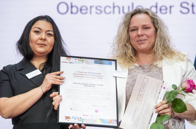 Svetlana Thieme und Kati Klitzing - Deutscher Lehrkräftepreis 2025 EUR, Deutschland, Berlin, 23.02.2026: Svetlana Thieme und Kati Klitzing von der Denis-Diderot-Oberschule aus Leipzig. Preisverleihung des Deutscher Lehrkräftepreis 2025. Zehn Lehrkräfte, drei Schulleitungen und fünf Lehrkräfte-Teams aus zehn Bundesländern werden in dieser Wettbewerbsrunde für ihre herausragenden Leistungen ausgezeichnet: