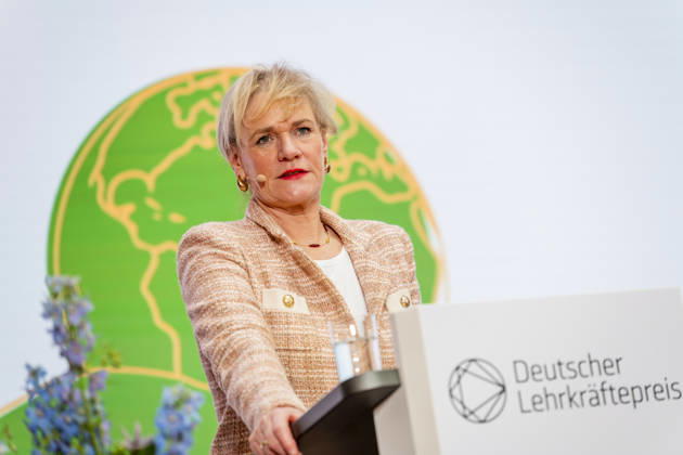 Simone Oldenburg - Deutscher Lehrkräftepreis 2025 EUR, Deutschland, Berlin, 23.02.2026: Rede der Schirmherrin Simone Oldenburg - Bildungsministerin Mecklenburg-Vorpommern und KMK-Präsidentin 2025.Preisverleihung des Deutscher Lehrkräftepreis 2025. Zehn Lehrkräfte, drei Schulleitungen und fünf Lehrkräfte-Teams aus zehn Bundesländern werden in dieser Wettbewerbsrunde für ihre herausragenden Leistungen ausgezeichnet.