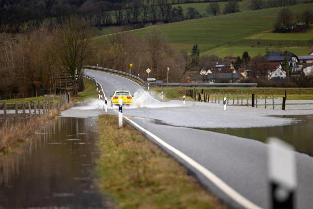 News Themen der Woche KW09 Hochwasser überflutet erste Straßen Pegel steigen im Main-Kinzig-Kreis Am Montagvormittag, 23.02.2026, ist im Bereich Wächtersbach und Gelnhausen die Kinzig über die Ufer getreten. Das Wasser stieg so schnell, dass nicht alle Straßen rechtzeitig gesperrt werden konnten. Autofahrer kehrten um oder mussten das Hochwasser durchfahren. Der Flugplatz Gelnhausen ist samt Restaurant wegen Überschwemmung der Zufahrt nicht erreichbar. Kleintiere suchten sich im Überschwemmungsgebiet Wege ins Trockene. So rettete sich eine Maus vor den Augen unseres Reporters aus einer überfluteten Wiese. Wächtersbach Aufenau Hessen Deutschland
