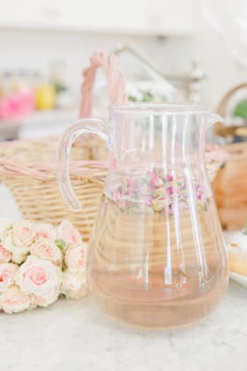 IMAGO Creative, Lifestyle, Feste im Garten #2 Glass pitcher with rose petals and floral arrangement Millville, Massachusetts, United States R_XRKW260219-1969215-01
