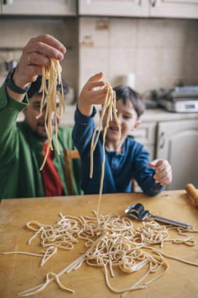 Parent and child making homemade noodles together in the kitchen model released, Symbolfoto property released, ANAF05548