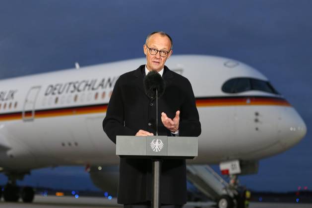 News Themen der Woche KW09 Schönefeld bei Berlin, Brandenburg, Deutschland, 24.02.2026: Flughafen BER: Reise nach China: Bundeskanzler Friedrich Merz (CDU) bei einem Statement vor dem Abflug Copyright: xdtsxNachrichtenagenturx dts_108295