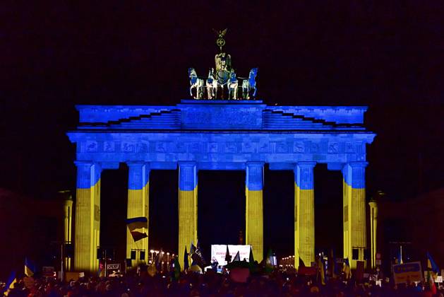 News Themen der Woche KW09 News Bilder des Tages #2 24.2.2026 Ukraine Jahrestag Demonstration vor dem Brandenburger Tor in Berlin anlässlich des vierten Jahrestages des Russischen Angriffs auf die Ukraine. An der Kundgebung nahmen etwa 6000 Menschen teil. Berlin Brandenburger Tor Berlin Deutschland