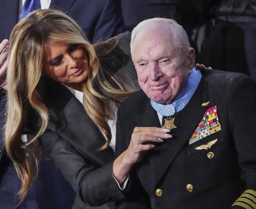 News Themen der Woche KW09 News Bilder des Tages #2 100 year old Naval Aviator Royce Williams is presented the Congressional Medal of Honor by First Lady Melania Trump as President Donald Trump delivers his State of the Union address during a joint session of Congress in the House Chamber at the U.S. Capitol in Washington, DC on Tuesday, February 24, 2026. Dozens of Democrats have boycotted the speech and are attending an alternative rally called the People s State of the Union held on the National Mall.  WAP20260224447 BONNIExCASH