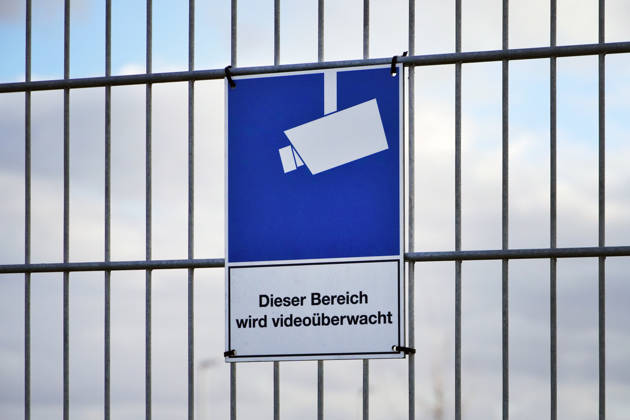 Videoüberwachung, Schild an einem Metallzaun im Gewerbegebiet, Einbruchsicherung, Hausrecht