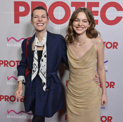 Entertainment Themen der Woche Entertainment Bilder des Tages #2 Cast members Milla Jovovich (L) and Isabel Myers attend the premiere of the motion picture mystery thriller Protector at the AMC The Grove in Los Angeles on Wednesday, February 25, 2026. Storyline: The action movie stars Milla Jovovich as a former war hero rescuing her kidnapped daughter from a trafficking ring.  LAP2026022506 JIMxRUYMEN