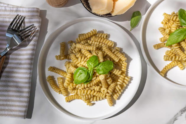 Penne pasta with fresh basil pesto garnished beautifully Delicious plates of penne pasta tossed in a vibrant basil pesto sauce. The dish is garnished with fresh basil leaves, offering a tempting and aromatic Italian meal. Model Released AnnaFedorovaPhoto_ID33124_1126940_003 Copyright: xAnnaxFedorovaxPhotox RECORD DATE NOT STATED