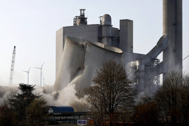 News Themen der Woche KW09 Der 117 Meter hohe Kühlturm des Braunkohlekraftwerks Frimmersdorf des Stromkonzerns RWE sackt bei der Sprengung in sich zusammen. Damit schafft der Konzern Platz für die zukünftige Nutzung des Standorts als Digitalpark. Grevenbroich, 26.02.2026 NRW Deutschland Copyright: xChristophxHardtx