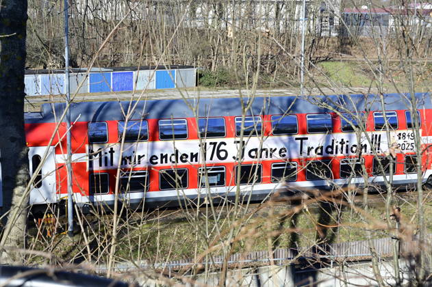 News Themen der Woche KW09 Ein Eisenbahnwagon mit der Aufschrift: Mit mir enden 176 Jahre Tradition !! 1849-2025. Das Görlitzer Alstom-Werk hat heute seinen letzten Doppelstock-Waggon für Israel ausgeliefert. Der Waggon wird nun ins Bautzener Werk transportiert, wo der Innenausbau stattfindet. Damit endet eine über 175-jährige Tradition des Schienenfahrzeugbaus in Görlitz. Alstom hat die Schließung des Werks Ende März 2026 angekündigt. Trotz jahrelanger Proteste und finanzieller Zugeständnisse der Beschäftigten konnte der Erhalt der Arbeitsplätze nicht erreicht werden. Görlitz, 26.02.2026 Copyright: xMatthiasxWehnertx