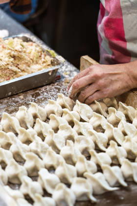 IMAGO Creative, Food, Dumplings Skilled hands crafting fresh dumplings in Taiwan kitchen A close-up of hands expertly folding fresh dumplings on a floured surface in a traditional kitchen setting in Taiwan, highlighting authentic Asian culinary craftsmanship. Model Released JavierBallester_ID33758_1188670_006 Copyright: xJavierxBallesterx RECORD DATE NOT STATED