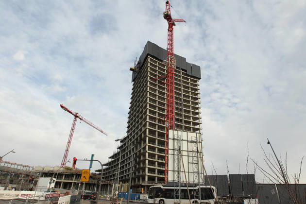 Der Elbtower in der HafenCity an den Elbbrücken. Nachdem die Bauarbeiten an dem pompösen Bauvorhaben vor rund zwei Jahren in rund 100 Metern Höhe eingestellt worden, weil die Signa-Gruppe des Immobilieninvestors René Benko Rechnungen nicht mehr bezahlen konnte, soll das Prestigeobjekt nun wohl doch noch fertiggestellt werden. Die Stadt Hamburg ist dabei anders als lange kommuniziert nun doch größter Investor, will sie doch das Naturkundemuseum im Elbtower unterbringen. HafenCity Hamburg