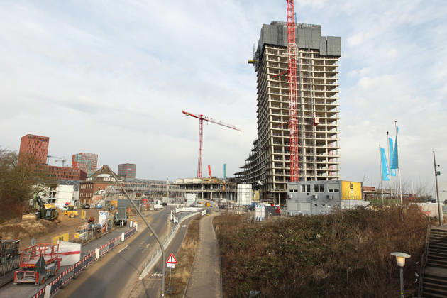 Der Elbtower in der HafenCity an den Elbbrücken. Nachdem die Bauarbeiten an dem pompösen Bauvorhaben vor rund zwei Jahren in rund 100 Metern Höhe eingestellt worden, weil die Signa-Gruppe des Immobilieninvestors René Benko Rechnungen nicht mehr bezahlen konnte, soll das Prestigeobjekt nun wohl doch noch fertiggestellt werden. Die Stadt Hamburg ist dabei anders als lange kommuniziert nun doch größter Investor, will sie doch das Naturkundemuseum im Elbtower unterbringen. HafenCity Hamburg