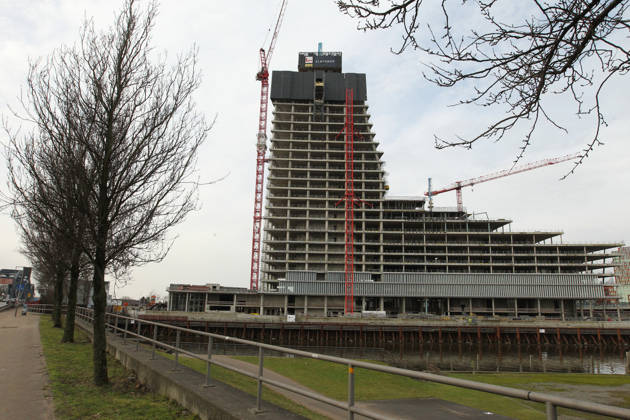 Der Elbtower in der HafenCity an den Elbbrücken. Nachdem die Bauarbeiten an dem pompösen Bauvorhaben vor rund zwei Jahren in rund 100 Metern Höhe eingestellt worden, weil die Signa-Gruppe des Immobilieninvestors René Benko Rechnungen nicht mehr bezahlen konnte, soll das Prestigeobjekt nun wohl doch noch fertiggestellt werden. Die Stadt Hamburg ist dabei anders als lange kommuniziert nun doch größter Investor, will sie doch das Naturkundemuseum im Elbtower unterbringen. HafenCity Hamburg
