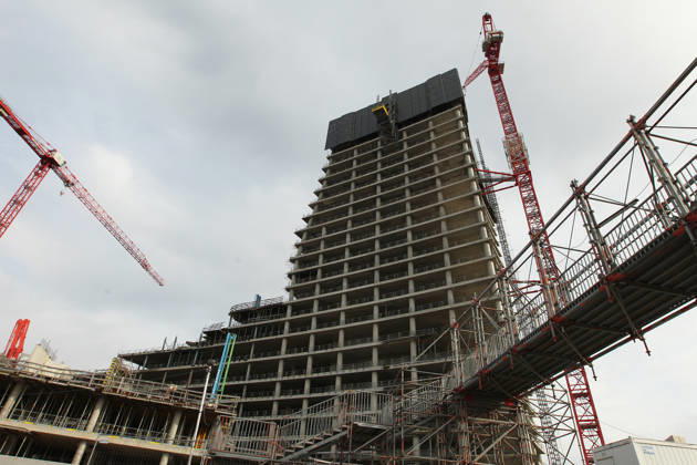Der Elbtower in der HafenCity an den Elbbrücken. Nachdem die Bauarbeiten an dem pompösen Bauvorhaben vor rund zwei Jahren in rund 100 Metern Höhe eingestellt worden, weil die Signa-Gruppe des Immobilieninvestors René Benko Rechnungen nicht mehr bezahlen konnte, soll das Prestigeobjekt nun wohl doch noch fertiggestellt werden. Die Stadt Hamburg ist dabei anders als lange kommuniziert nun doch größter Investor, will sie doch das Naturkundemuseum im Elbtower unterbringen. HafenCity Hamburg