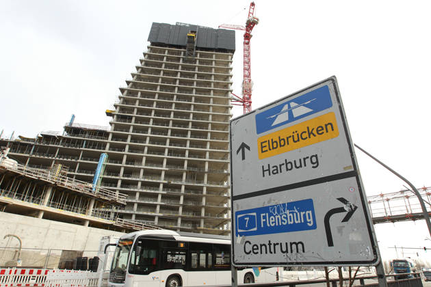 Der Elbtower in der HafenCity an den Elbbrücken. Nachdem die Bauarbeiten an dem pompösen Bauvorhaben vor rund zwei Jahren in rund 100 Metern Höhe eingestellt worden, weil die Signa-Gruppe des Immobilieninvestors René Benko Rechnungen nicht mehr bezahlen konnte, soll das Prestigeobjekt nun wohl doch noch fertiggestellt werden. Die Stadt Hamburg ist dabei anders als lange kommuniziert nun doch größter Investor, will sie doch das Naturkundemuseum im Elbtower unterbringen. HafenCity Hamburg