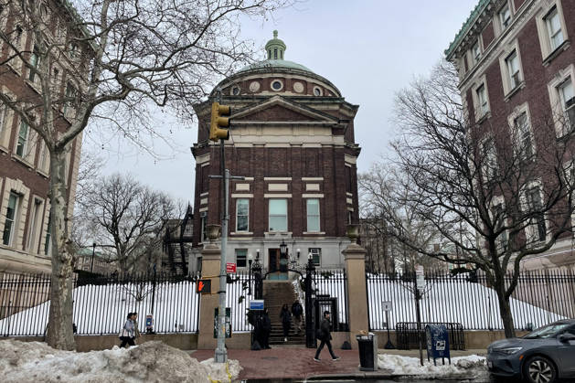 People walk past buildings at Columbia University in New York City, USA 26 February 2026. Ellie Aghayeva, the Columbia University student detained by Department of Homeland Security (DHS) agents who allegedly claimed to be police officers in order to gain entry to her apartment in an off-campus university building, has been released, she confirmed on her Instagram profile. The student detained at Columbia University by immigration agents has been released !ACHTUNG: NUR REDAKTIONELLE NUTZUNG!  Copyright: xAliciaxSánchezx AME8699 20260226-55019530341_1