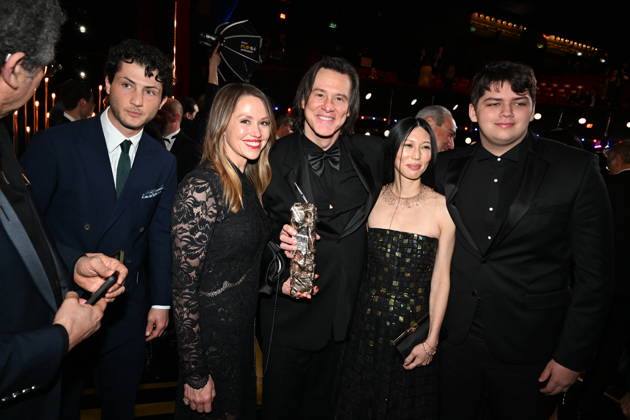 51eme Cérémonie des Cesar Coulisses Jim Carrey, sa fille Jane, son petit fils Jackson et sa compagne Mina 51st CESAR awards ceremony Backstage Jim Carrey with girlfriend Mina, daughter Jane and grandson Jackson 453478 2026 02 27  Copyright: xSergexArnalx xStarfacex STAR_453478_032
