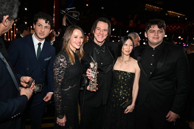 51eme Cérémonie des Cesar Coulisses Jim Carrey, sa fille Jane, son petit fils Jackson et sa compagne Mina 51st CESAR awards ceremony Backstage Jim Carrey with girlfriend Mina, daughter Jane and grandson Jackson 453478 2026 02 27  Copyright: xSergexArnalx xStarfacex STAR_453478_033