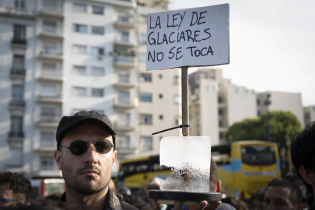 February 26, 2026, Buenos Aires, Buenos Aires, Argentina: Environmental organizations protested in front of the Argentine Congress against the amendment to the Glacier Law currently under debate in the Senate. Buenos Aires Argentina - ZUMAs358 20260226_znp_s358_001 Copyright: xSilvanaxSafenreiterx