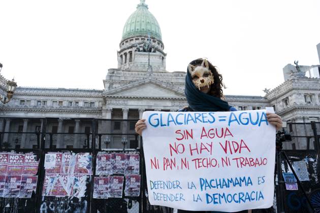February 26, 2026, Buenos Aires, Buenos Aires, Argentina: Environmental organizations protested in front of the Argentine Congress against the amendment to the Glacier Law currently under debate in the Senate. Buenos Aires Argentina - ZUMAs358 20260226_znp_s358_002 Copyright: xSilvanaxSafenreiterx