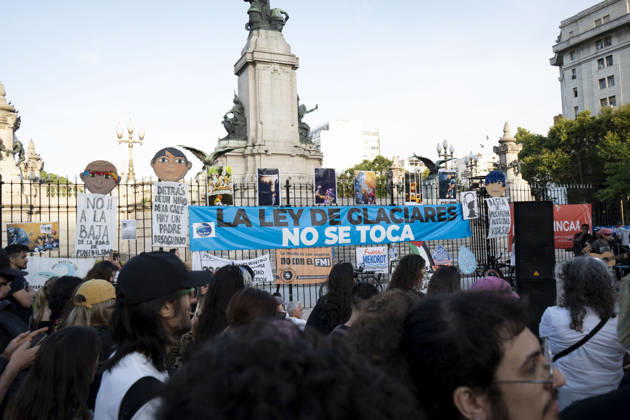 February 26, 2026, Buenos Aires, Buenos Aires, Argentina: Environmental organizations protested in front of the Argentine Congress against the amendment to the Glacier Law currently under debate in the Senate. Buenos Aires Argentina - ZUMAs358 20260226_znp_s358_004 Copyright: xSilvanaxSafenreiterx