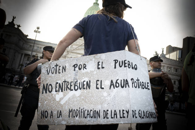 February 26, 2026, Buenos Aires, Buenos Aires, Argentina: Environmental organizations protested in front of the Argentine Congress against the amendment to the Glacier Law currently under debate in the Senate. Buenos Aires Argentina - ZUMAs358 20260226_znp_s358_007 Copyright: xSilvanaxSafenreiterx