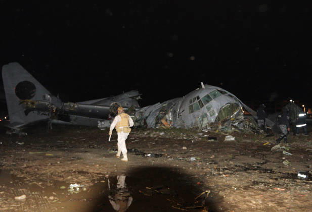 News Themen der Woche KW09 (260228) -- EL ALTO, Feb. 28, 2026 -- A security forces personnel walks near a crashed military plane in El Alto, Bolivia, on Feb. 27, 2026. At least 15 people were killed and 30 others injured after a Bolivian military plane crashed on Friday in the western city of El Alto, local media reported. The South American country s national airline Boliviana de Aviacion announced the temporary closure of El Alto International Airport following the crash. No official statement on the crash has been released yet. (Photo by Xinhua) Photo Flash At least 15 killed, 30 injured after Bolivian military plane crashes in El Alto JavierxMamani 
