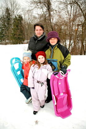 ARCHIV: Nicki Sängerin Nicki mit ihrem Lebensgefährten Gerhard Schmid und den Töchtern Sina Maria und Kimy im Schnee , 2010 ARCHIVAUFNAHME, Datum geschätzt 20260202JWM0113