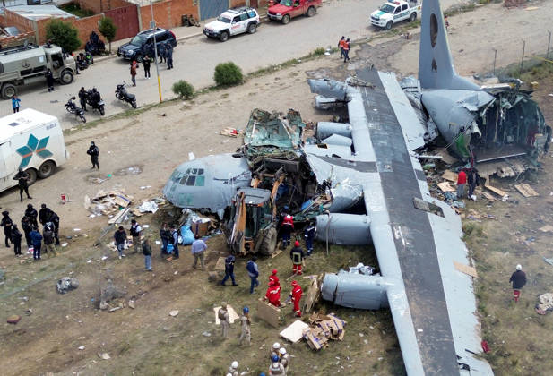 News Themen der Woche KW09 (260301) -- EL ALTO, March 1, 2026 -- A drone photo taken on Feb. 28, 2026 shows a military plane crash site at El Alto International Airport in El Alto, Bolivia. The death toll from a plane crash in the Bolivian city of El Alto on Friday has risen to 22, including four children, Health Minister Marcela Flores confirmed on Saturday. The crash occurred Friday night when a Bolivian Air Force Hercules C-130 military aircraft veered off the runway upon landing at El Alto International Airport and collided with public roads. Dozens were injured and about 20 vehicles, including public transport, were destroyed. (Photo by Xinhua) (SpotNews) BOLIVIA-EL ALTO-MILITARY PLANE-CRASH-AFTERMATH JavierxMamani 