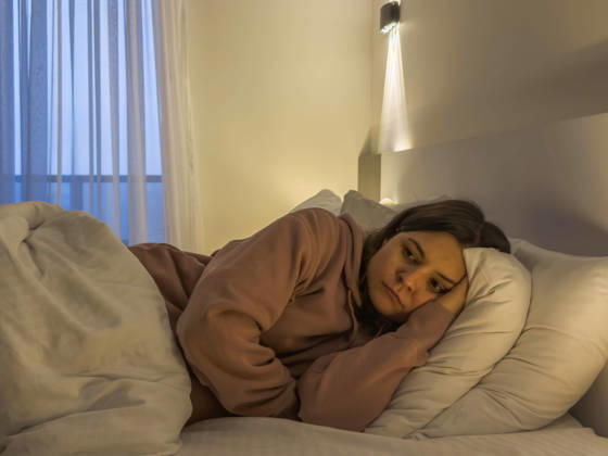 Junge Frau liegt nachts wach im Bett mit traurigem, nachdenklichem Gesichtsausdruck, warmes Licht am Bett und dunkler Fensterhintergrund, Schlaflosigkeit, Angstzustände und psychische Gesundheit Junge Frau liegt nachts wach im Bett mit traurigem, nachdenklichem Gesichtsausdruck, warmes Licht am Bett und dunkler Fensterhintergrund, Schlaflosigkeit, Angstzustände und psychische Gesundheit (License=RF) ,model released, Symbolfoto Copyright: xZoonar.com EvgeniiaxGordeevax 24717698 ,model released, Symbolfoto ,property released
