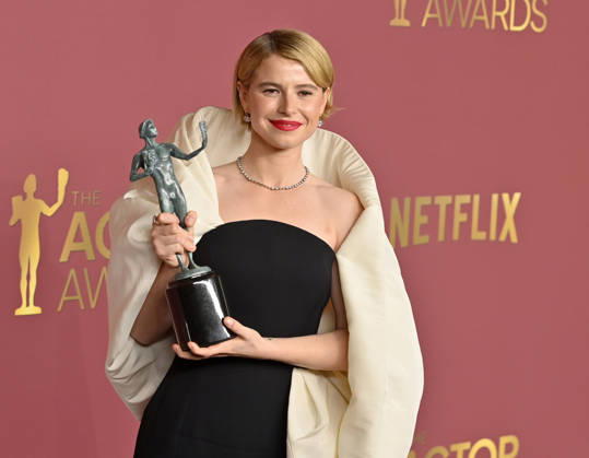 Entertainment Themen der Woche Jessie Buckley, winner of the Outstanding Performance by a Female Actor in a Leading Role award for Hamnet, appears backstage during the 32nd annual SAG Awards held at the Shrine Auditorium in Los Angeles on Sunday, March 1, 2026.  LAP20260301171 JIMxRUYMEN
