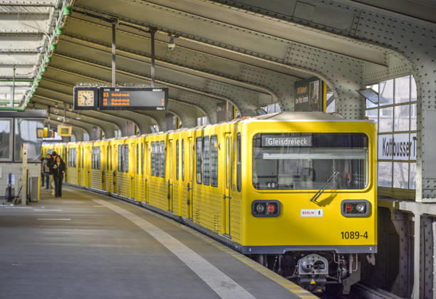 U-Bahn, U3, Hochbahn, Zug, Bahnhof Kottbusser Tor, Kreuzberg, Bezirk Friedrichshain-Kreuzberg, Berlin, Deutschland