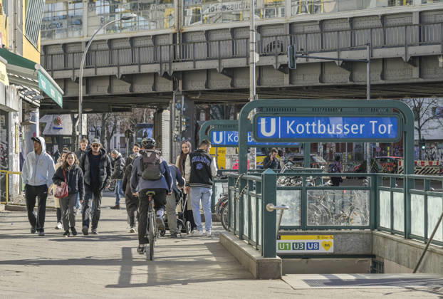 Eingang U-Bahnhof, Straßenszene, Kottbusser Tor, Kreuzberg, Berlin, Deutschland