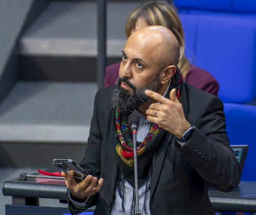 Ferat Kocak - Befragung im Bundestag EUR, Deutschland, Berlin: 04.03.2026: Ferat Kocak, Wirtschaftswissenschaftler von der Partei Die Linke . 61.Sitzung des Bundestags. Befragung der Bundesregierung - Fragen an Karin Prien (CDU), Bundesministerin für Bildung, Familie, Senioren, Frauen und Jugend