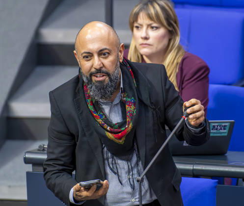 Ferat Kocak - Befragung im Bundestag EUR, Deutschland, Berlin: 04.03.2026: Ferat Kocak, Wirtschaftswissenschaftler von der Partei Die Linke . 61.Sitzung des Bundestags. Befragung der Bundesregierung - Fragen an Karin Prien (CDU), Bundesministerin für Bildung, Familie, Senioren, Frauen und Jugend