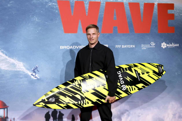 Extremsportler Sebastian Steudtner mit Surfbrett bei der Premiere des Films On the Wave im Cinedom Köln. Köln, 02.03.2026 NRW Deutschland Copyright: xChristophxHardtx