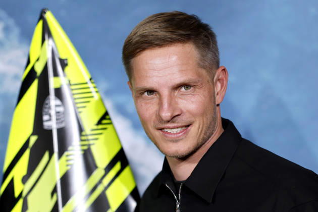 Extremsportler Sebastian Steudtner mit Surfbrett bei der Premiere des Films On the Wave im Cinedom Köln. Köln, 02.03.2026 NRW Deutschland Copyright: xChristophxHardtx