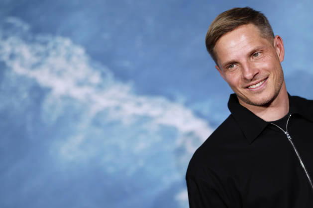 Extremsportler Sebastian Steudtner mit Surfbrett bei der Premiere des Films On the Wave im Cinedom Köln. Köln, 02.03.2026 NRW Deutschland Copyright: xChristophxHardtx