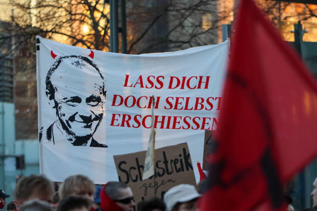News Bilder des Tages Leipzig - Rund 1.500 bis 2.000 Menschen bei Abenddemonstration gegen mögliche Wehrpflicht erwartet 05.03.2026 gegen 17.00 Uhr Leipzig, Augustusplatz Fotograf: EHL Media Björn Stach Am heutigen Donnerstag, dem 5. März 2026, findet in Leipzig eine weitere Demonstration im Rahmen des bundesweiten Schulstreiks gegen die Wehrpflicht statt. Nachdem bereits am Vormittag mehrere hundert Schülerinnen und Schüler auf dem Augustusplatz gegen das geplante Wehrdienstgesetz protestiert hatten, ist für den Abend ein größerer Demonstrationszug durch die Leipziger Innenstadt angekündigt. Nach aktuellen Einschätzungen werden an der Abenddemonstration etwa 1.500 bis 2.000 Teilnehmerinnen und Teilnehmer erwartet. Die Demonstration soll um 17 U Copyright: xEHLxMedia BjörnxStachx 20260305_Leipzig-Demo-Wehrpflicht8
