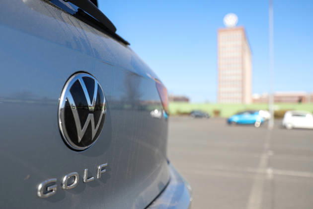 Volkswagen AG Wolfsburg, 06.03.2026, Volkswagen AG parkplatz: ein VW Golf 7 steht vor dem VW-Hochhaus, Bürogebäude des VW-Konzerns. Niedersachsen Deutschland