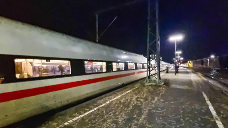 ICE 947 der Bahn muss über Paderborn nach Berlin fahren Diverse Defekt am Zügen und der Strecke. Der ICE 947 muss abends von Köln und Düsseldorf über Paderborn, Hannover nach Berlin fahren. Verspätung über 60 Minuten. Zwangspause auf einem Bahnsteig in Paderborn, weil eine S-Bahn auf der wegen Bauarbeiten eingleissiger Strecke entgegenkam. Angaben der Bahn: Reparatur an einer Weiche, Reparatur an einem Signal, Technische Störung an Zug. Paderborn Paderborn Hauptbahnhof Nordrhein-Westfalen, Kreis Pader Germany