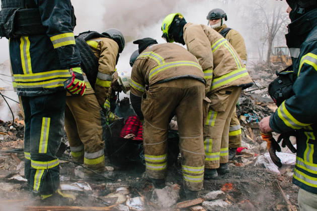 Consequences Of The Attack On Kharkiv Rescue workers place the body of one of the victims into a body bag in Kharkiv, Ukraine, on March 7, 2026. On the night of March 7, 2026, Russia launches a massive strike on Ukraine. In Kharkiv, at least one missile hits an apartment building, completely destroying one entrance. Surrounding buildings, a school, and cars are also damaged. As of 8:00 a.m. local time, four people are confirmed dead. Search and rescue operations are ongoing. Kharkiv Ukraine Copyright: xPavloxPakhomenkox originalFilename: pakhomenko-notitle260307_npNBV