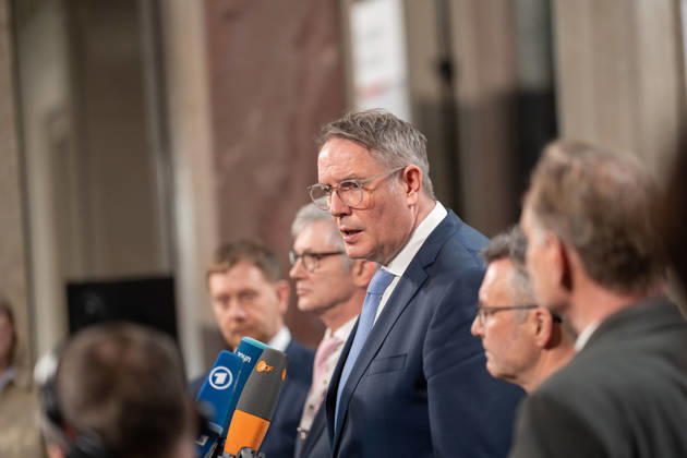 Michael Kretschmer, Ministerpräsident Sachsen, Ralph Spiegler, Deutscher Städte- und Gemeindebund, Alexander Schweitzer, Ministerpräsident Rheinland-Pfalz, Achim Brötel, Präsident Deutscher Landkreistag, Burkhard Jung, Oberbürgermeister Leipzig (von links);Konferenz der Regierungschefs der Länder Ministerpräsidentenkonferenz unter Führung von Rheinland-Pfalz im Gebäude des Bundesrats, Berlin Berlin Deutschland Bundesrat